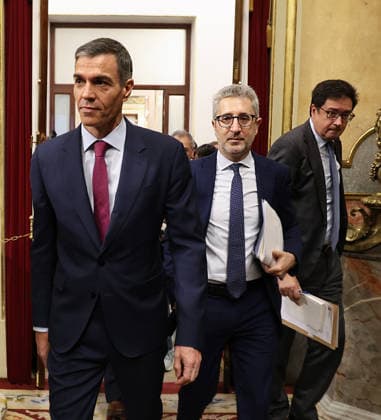 First session of control to the Government in Congress after Zapateros imputation I D The President of the Government, Pedro Sánchez, the Minister of Finance, Arcadi Espana, and the Minister for Digital Transformation and the Civil Service, Óscar López, on their way out of a session of control to the Government, in the Congress of Deputies, on May 20, 2026, in Madrid Spain The Government faces the first control session after the imputation of Zapatero for alleged crimes of criminal organization and influence peddling and the Andalusian elections In addition, Marlaska will face the opposition after the death of two civil guards in Huelva and the deputies will vote on whether or not to extend the military embargo to Israel to the police mate  Copyright: xMartaxFernandezx 7535929
