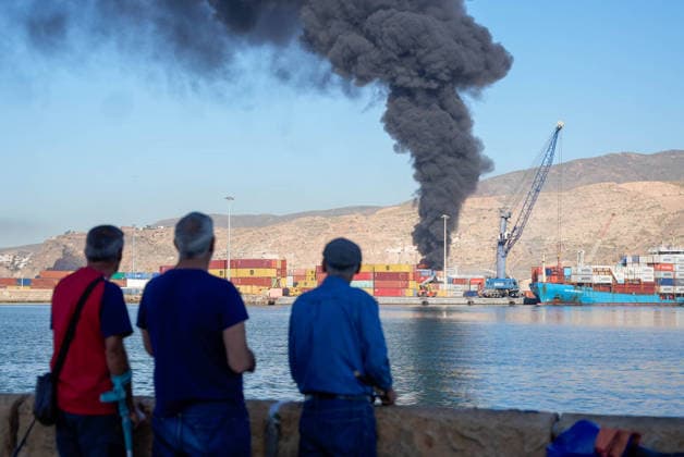 Fire declared in the Pechina Dock of the Port of Almeria Image of the fire declared in a container area of the Pechina Dock of the Port of Almeria On May 20, 2026 in Almeria Andalusia, Spain Several fire departments have moved to the Pechina Quay of the Port of Almeria after a fire broke out in an area where material and containers were stored and where work had been authorized for the handling and cutting of steel. So far, no personal injuries have been reported 20 MAY 2026 Marian Leó Almeria Andalucia, Spain Almeria Andalucia, Spain Spain Spain  Copyright: xMarianxLeonx 7535997