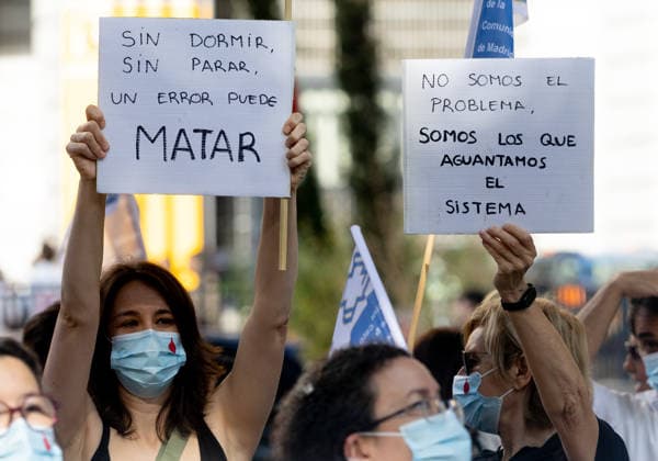 Concentration in front of the Ministry of Health in the fourth week of strike against the reform of the Health Framework Statute during the official concentration called by the state medical organizations on May 20, 2026, in Madrid Spain The healthcare professionals mobilize in front of the headquarters of the Ministry of Health in a coordinated day of protest which replicates the protest actions in the rest of the autonomous communities The meeting serves to stage the rejection of the group to the proposed reform of the Framework Statute of the administration and to demand improvements in working conditions, stability of the personnel and the protection of the public healthcare system 20 MAY 2026 Madrid Spain Madrid Spain Spain Spain Spai  Copyright: xEduardoxParrax 7536062