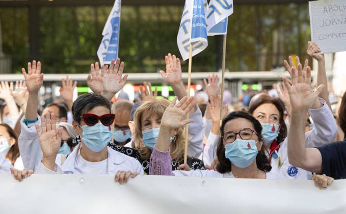 Concentration in front of the Ministry of Health in the fourth week of strike against the reform of the Health Framework Statute during the official concentration called by the state medical organizations on May 20, 2026, in Madrid Spain The healthcare professionals mobilize in front of the headquarters of the Ministry of Health in a coordinated day of protest which replicates the protest actions in the rest of the autonomous communities The meeting serves to stage the rejection of the group to the proposed reform of the Framework Statute of the administration and to demand improvements in working conditions, stability of the personnel and the protection of the public healthcare system 20 MAY 2026 Madrid Spain Madrid Spain Spain Spain Spai  Copyright: xEduardoxParrax 7536064
