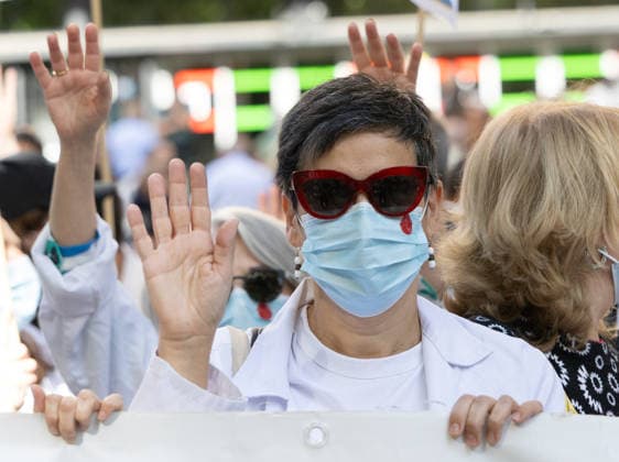 Concentration in front of the Ministry of Health in the fourth week of strike against the reform of the Health Framework Statute during the official concentration called by the state medical organizations on May 20, 2026, in Madrid Spain The healthcare professionals mobilize in front of the headquarters of the Ministry of Health in a coordinated day of protest which replicates the protest actions in the rest of the autonomous communities The meeting serves to stage the rejection of the group to the proposed reform of the Framework Statute of the administration and to demand improvements in working conditions, stability of the personnel and the protection of the public healthcare system 20 MAY 2026 Madrid Spain Madrid Spain Spain Spain Spai  Copyright: xEduardoxParrax 7536065
