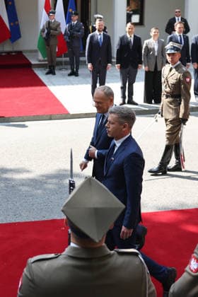 Peter Magyar - Donald Tusk meeting in Warsaw WARSAW, POLAND - MAY 20: Prime Minister of Hungary Peter Magyar (front) is received by Prime Minister of Poland Donald Tusk (rear) with an official ceremony ahead of their meeting at Prime Minister Residence in Warsaw, Poland on May 2026. Jakub Porzycki Anadolu Warsaw Poland. Editorial use only. Please get in touch for any other usage.  Copyright: x2026xAnadoluxJakubxPorzyckix