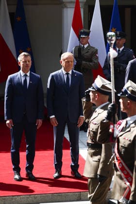 Peter Magyar - Donald Tusk meeting in Warsaw WARSAW, POLAND - MAY 20: Prime Minister of Hungary Peter Magyar (L) is received by Prime Minister of Poland Donald Tusk (R) with an official ceremony ahead of their meeting at Prime Minister Residence in Warsaw, Poland on May 2026. Jakub Porzycki Anadolu Warsaw Poland. Editorial use only. Please get in touch for any other usage.  Copyright: x2026xAnadoluxJakubxPorzyckix