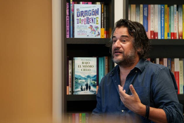 Manuel Jabois presents his new novel La víspera in Madrid The writer and journalist Manuel Jabois during the official agency pool convened by the publisher on May 20, 2026, in Madrid Spain The journalist and writer Manuel Jabois attends the media at the offices of Penguin Random House Grupo Editorial on the occasion of the launch of his literary work entitled La víspera The meeting allows the author to unravel the keys to the plot, share the details of his creative process and answer questions from the specialized press 20 MAY 2026 Madrid Madrid Spain  Copyright: xMatiasxChiofalox 7536240