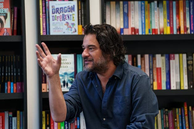 Manuel Jabois presents his new novel La víspera in Madrid The writer and journalist Manuel Jabois during the official agency pool convened by the publisher on May 20, 2026, in Madrid Spain The journalist and writer Manuel Jabois attends the media at the offices of Penguin Random House Grupo Editorial on the occasion of the launch of his literary work entitled La víspera The meeting allows the author to unravel the keys to the plot, share the details of his creative process and answer questions from the specialized press 20 MAY 2026 Madrid Madrid Spain  Copyright: xMatiasxChiofalox 7536242