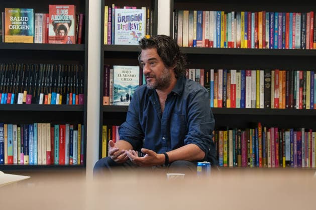 Manuel Jabois presents his new novel La víspera in Madrid The writer and journalist Manuel Jabois during the official agency pool convened by the publisher on May 20, 2026, in Madrid Spain The journalist and writer Manuel Jabois attends the media at the offices of Penguin Random House Grupo Editorial on the occasion of the launch of his literary work entitled La víspera The meeting allows the author to unravel the keys to the plot, share the details of his creative process and answer questions from the specialized press 20 MAY 2026 Madrid Madrid Spain  Copyright: xMatiasxChiofalox 7536243