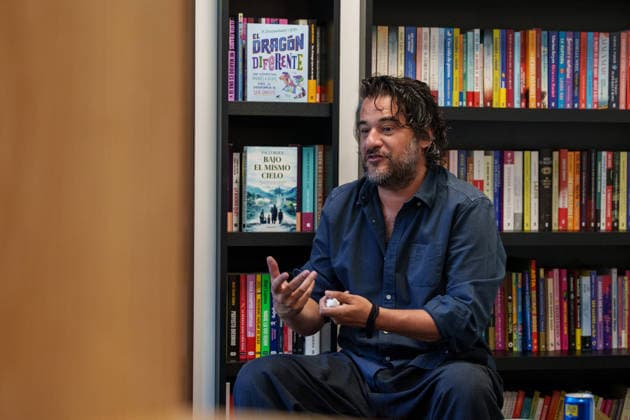 Manuel Jabois presents his new novel La víspera in Madrid The writer and journalist Manuel Jabois during the official agency pool convened by the publisher on May 20, 2026, in Madrid Spain The journalist and writer Manuel Jabois attends the media at the offices of Penguin Random House Grupo Editorial on the occasion of the launch of his literary work entitled La víspera The meeting allows the author to unravel the keys to the plot, share the details of his creative process and answer questions from the specialized press 20 MAY 2026 Madrid Madrid Spain  Copyright: xMatiasxChiofalox 7536248