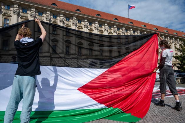 Demonstrators carrying Palestinian flags in front of Czernin Palace in protest against Israel s war on Gaza during the Czech and Israeli foreign ministers, Petr Macinka (Motorists) and Gideon Saar talks in Prague, Czech Republic, May 20, 2026. (CTKxPhoto OndrejxDeml) CTKPhotoP2026052003673  CTKPhotoP2026052003673
