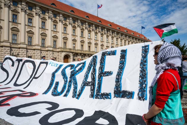 Demonstrators carrying Palestinian flags in front of Czernin Palace in protest against Israel s war on Gaza during the Czech and Israeli foreign ministers, Petr Macinka (Motorists) and Gideon Saar talks in Prague, Czech Republic, May 20, 2026. (CTKxPhoto OndrejxDeml) CTKPhotoP2026052003675  CTKPhotoP2026052003675