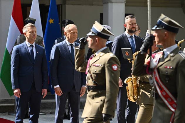 20.05.2026 WARSZAWA PETER MAGYAR PREMIER WEGIER WIZYTA W POLSCE WARSAW, POLAND - MAY 20: Prime Minister of Hungary Peter Magyar (L) is received by Prime Minister of Poland Donald Tusk (R) with an official ceremony ahead of their meeting at Prime Minister Residence in Warsaw SPPTKANIE Z PREMIEREM RP DONALD TUSK FOT DAMIAN BURZYKOWSKI NEWSPIX.PL NEWSPIX.PL --- newspix.pl 