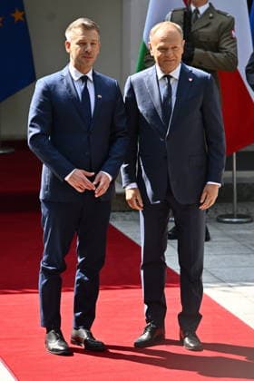 20.05.2026 WARSZAWA PETER MAGYAR PREMIER WEGIER WIZYTA W POLSCE WARSAW, POLAND - MAY 20: Prime Minister of Hungary Peter Magyar (L) is received by Prime Minister of Poland Donald Tusk (R) with an official ceremony ahead of their meeting at Prime Minister Residence in Warsaw SPPTKANIE Z PREMIEREM RP DONALD TUSK FOT DAMIAN BURZYKOWSKI NEWSPIX.PL NEWSPIX.PL --- newspix.pl 