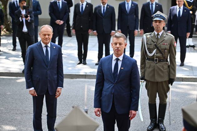 20.05.2026 WARSZAWA PETER MAGYAR PREMIER WEGIER WIZYTA W POLSCE WARSAW, POLAND - MAY 20: Prime Minister of Hungary Peter Magyar (L) is received by Prime Minister of Poland Donald Tusk (R) with an official ceremony ahead of their meeting at Prime Minister Residence in Warsaw SPPTKANIE Z PREMIEREM RP DONALD TUSK FOT DAMIAN BURZYKOWSKI NEWSPIX.PL NEWSPIX.PL --- newspix.pl 