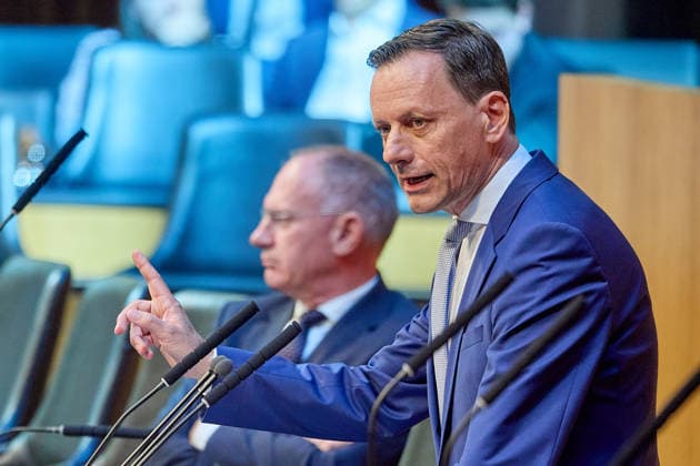 - Wien 20.05.2026 - Österreichisches Parlament Nationalrat - Heute fand im Parlament die 77. Nationalratssitzung statt. PHOTO: der neue ÖVP-Klubobmann, Ernst Gödl am Rednerpult, Innenminister Gerhard Karner (ÖVP) dahinter auf der Regierungsbank. Vienna (AUSTRIA) - Austrian Parliament National Council session . Nationalratssitzung *** Vienna 20 05 2026 Austrian Parliament National Council The 77th session of the National Council took place in Parliament today PHOTO the new ÖVP party chairman, Ernst Gödl at the lectern, Interior Minister Gerhard Karner ÖVP behind him on the government bench Vienna AUSTRIA Austrian Parliament National Council session National Council session 