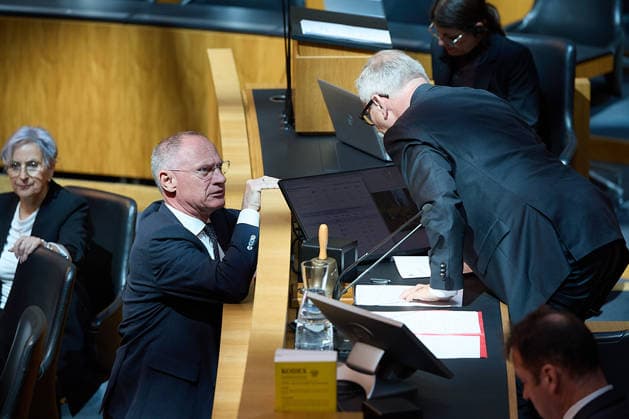 - Wien 20.05.2026 - Österreichisches Parlament Nationalrat - Heute fand im Parlament die 77. Nationalratssitzung statt. PHOTO: Innenminister Gerhard Karner (ÖVP) im Gespräch mit NR-Präsident Walter Rosenkranz (R FPÖ). Vienna (AUSTRIA) - Austrian Parliament National Council session . Nationalratssitzung *** Vienna 20 05 2026 Austrian Parliament National Council The 77th session of the National Council took place in Parliament today PHOTO Interior Minister Gerhard Karner ÖVP in conversation with NR President Walter Rosenkranz R FPÖ Vienna AUSTRIA Austrian Parliament National Council session National Council session 