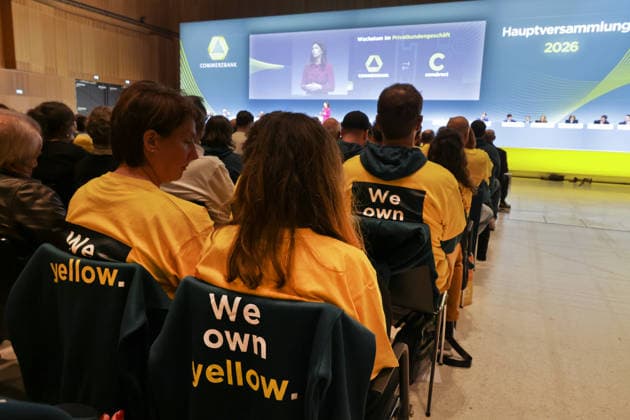 20.05.2026, DEU, Wiesbaden Hauptversammlung Commerzbank AG im Congresszentrum in Wiesbaden Bettina Orlopp, Vorsitzende des Vorstandes der Commerzbank AG Mitarbeiter der Commerzbank zeigen ihre Solidaritaet mit der Commerzbank *** 20 05 2026, DEU, Wiesbaden Annual General Meeting Commerzbank AG at the Congress Center in Wiesbaden Bettina Orlopp, Chairwoman of the Board of Managing Directors of Commerzbank AG Commerzbank employees show their solidarity with Commerzbank