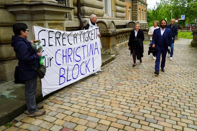 CNTV BLOCK- Gerhard Delling TV Moderator Christina Block Unternehmerin mit ihren Verteidiger Ingo Bott und ihre Verteidigerin Paula Wlodarek Unterstuetzer von Frau Block mit dem Transparent Aufschrift Gerechtigkeit fuer Christina Block stehen vorm Gericht auf der Strasse 20.05.2026 beim Prozess wegen mutmasslicher Kindesentfuehrung im Landgericht Hamburg Strafjustizgebaeude Entfuehrungsfall der Block Kinder Hamburg Deutschland *** CNTV BLOCK Gerhard Delling TV presenter Christina Block entrepreneur with her defense lawyer Ingo Bott and her defense lawyer Paula Wlodarek Supporters of Ms. Block with the banner inscription Justice for Christina Block stand in front of the court on the street 20 05 2026 at the trial for alleged child abducti