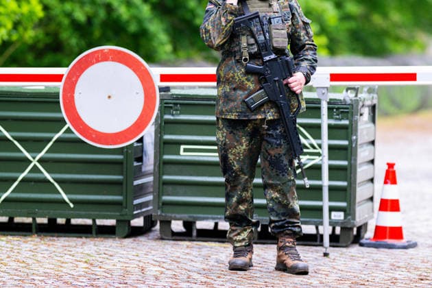 20.05.2026 - Erste Großübung der Heimatschutzdivision: Heimatschützer sichern die Bahnentladung von Kettenfahrzeugen der Panzergrenadierbrigade 37 auf dem Truppenübungsplatz in Bergen (Niedersachsen). , *** 20 05 2026 First major exercise of the Home Guard Division Home guards secure the unloading of tracked vehicles of Panzergrenadierbrigade 37 at the military training area in Bergen, Lower Saxony ,