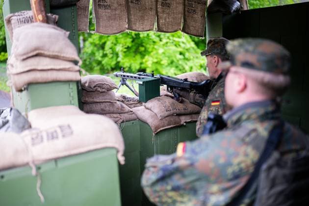 20.05.2026 - Erste Großübung der Heimatschutzdivision: Heimatschützer sichern die Bahnentladung von Kettenfahrzeugen der Panzergrenadierbrigade 37 auf dem Truppenübungsplatz in Bergen (Niedersachsen). , *** 20 05 2026 First major exercise of the Home Guard Division Home guards secure the unloading of tracked vehicles of Panzergrenadierbrigade 37 at the military training area in Bergen, Lower Saxony ,