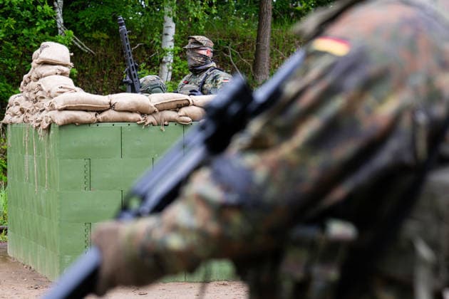 20.05.2026 - Erste Großübung der Heimatschutzdivision: Heimatschützer sichern die Bahnentladung von Kettenfahrzeugen der Panzergrenadierbrigade 37 auf dem Truppenübungsplatz in Bergen (Niedersachsen). , *** 20 05 2026 First major exercise of the Home Guard Division Home guards secure the unloading of tracked vehicles of Panzergrenadierbrigade 37 at the military training area in Bergen, Lower Saxony ,
