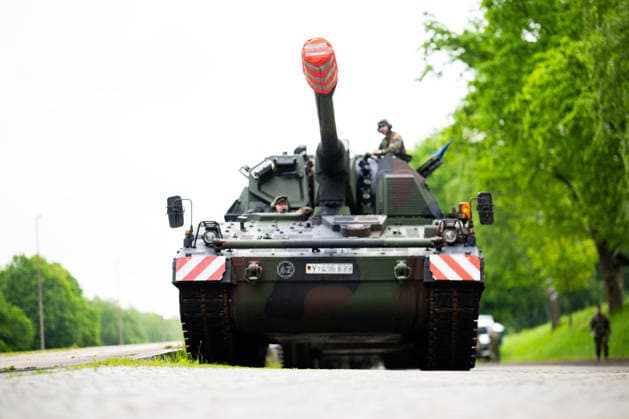 20.05.2026 - Erste Großübung der Heimatschutzdivision: Heimatschützer sichern die Bahnentladung von Kettenfahrzeugen der Panzergrenadierbrigade 37 auf dem Truppenübungsplatz in Bergen (Niedersachsen). , Bergen Niedersachsen Deutschland Truppenübungsplatz *** 20 05 2026 First major exercise of the Home Guard Division Home guards secure the rail unloading of tracked vehicles of the Panzergrenadierbrigade 37 at the military training area in Bergen Lower Saxony , Bergen Lower Saxony Germany military training area