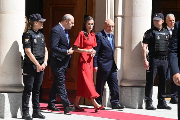 Queen Letizia attends the XV edition of the Luis Carandell Awards for Parliamentary Journalism The President of the Senate, Pedro Rollán, Queen Letizia and Rafael Simancas at the exit of the XV edition of the Luis Carandell Awards for Parliamentary Journalism to Paloma Cervilla and Héctor Esteban García at the Senate Palace, on May 20, 2026, in Madrid Spain FAMOUS QUEEN KING KING SENATE José Madrid Madrid Madrid Spain  Copyright: xJosÃ xOlivax 7536446