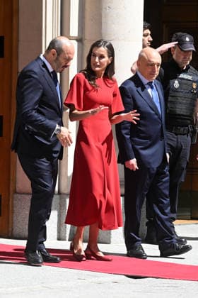 Queen Letizia attends the XV edition of the Luis Carandell Awards for Parliamentary Journalism The President of the Senate, Pedro Rollán, Queen Letizia and Rafael Simancas at the exit of the XV edition of the Luis Carandell Awards for Parliamentary Journalism to Paloma Cervilla and Héctor Esteban García at the Senate Palace, on May 20, 2026, in Madrid Spain FAMOUS QUEEN KING KING SENATE José Madrid Madrid Madrid Spain  Copyright: xJosÃ xOlivax 7536447