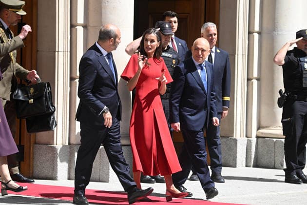 Queen Letizia attends the XV edition of the Luis Carandell Awards for Parliamentary Journalism The President of the Senate, Pedro Rollán, Queen Letizia and Rafael Simancas at the exit of the XV edition of the Luis Carandell Awards for Parliamentary Journalism to Paloma Cervilla and Héctor Esteban García at the Senate Palace, on May 20, 2026, in Madrid Spain FAMOUS QUEEN KING KING SENATE José Madrid Madrid Madrid Spain  Copyright: xJosÃ xOlivax 7536448