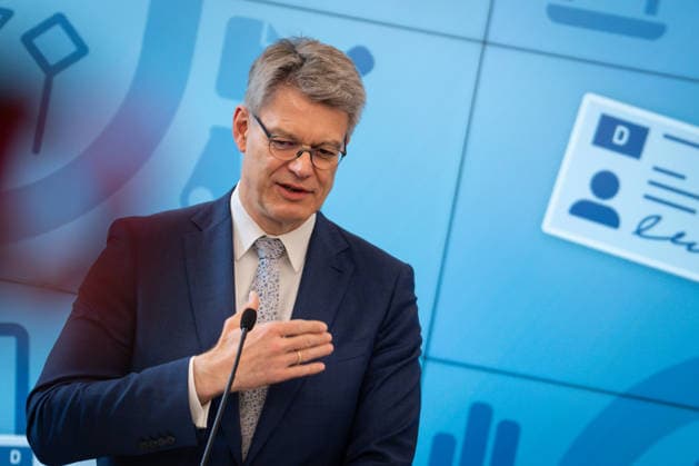 Statement zur Reform der Fahrschulausbildung Patrick Schnieder, Bundesminister fuer Verkehr bei der Pressekonferenz zum Thema Statement zur Reform der Fahrschulausbildung im Anschluss an die Zustimmung durch das Bundeskabinett, Berlin , 20.05.2026 Berlin Berlin Deutschland *** Statement on the reform of driving school training Patrick Schnieder, Federal Minister of Transport at the press conference on the topic Statement on the reform of driving school training following approval by the Federal Cabinet, Berlin , 20 05 2026 Berlin Berlin Germany