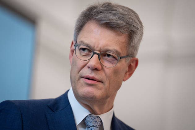 Statement zur Reform der Fahrschulausbildung Patrick Schnieder, Bundesminister fuer Verkehr im Portrait bei der Pressekonferenz zum Thema Statement zur Reform der Fahrschulausbildung im Anschluss an die Zustimmung durch das Bundeskabinett, Berlin , 20.05.2026 Berlin Berlin Deutschland *** Statement on the reform of driving school training Patrick Schnieder, Federal Minister of Transport at the press conference on the topic Statement on the reform of driving school training following approval by the Federal Cabinet, Berlin , 20 05 2026 Berlin Berlin Germany
