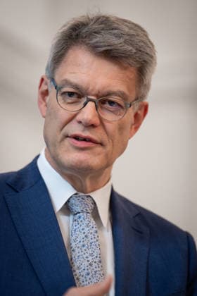 Statement zur Reform der Fahrschulausbildung Patrick Schnieder, Bundesminister fuer Verkehr im Portrait bei der Pressekonferenz zum Thema Statement zur Reform der Fahrschulausbildung im Anschluss an die Zustimmung durch das Bundeskabinett, Berlin , 20.05.2026 Berlin Berlin Deutschland *** Statement on the reform of driving school training Patrick Schnieder, Federal Minister of Transport at the press conference on the topic Statement on the reform of driving school training following approval by the Federal Cabinet, Berlin , 20 05 2026 Berlin Berlin Germany