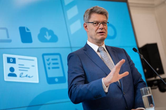 Statement zur Reform der Fahrschulausbildung Patrick Schnieder, Bundesminister fuer Verkehr mit dem Abdruck eines Fuehrerscheins im Hintergrund. Bei der Pressekonferenz zum Thema Statement zur Reform der Fahrschulausbildung im Anschluss an die Zustimmung durch das Bundeskabinett, Berlin , 20.05.2026 Berlin Berlin Deutschland *** Statement on the reform of driving school training Patrick Schnieder, Federal Minister of Transport with the imprint of a drivers license in the background At the press conference on the topic Statement on the reform of driving school training following the approval by the Federal Cabinet, Berlin , 20 05 2026 Berlin Berlin Germany