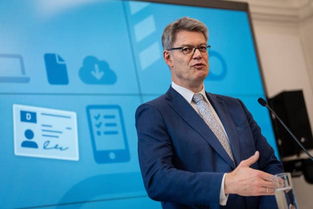 Statement zur Reform der Fahrschulausbildung Patrick Schnieder, Bundesminister fuer Verkehr mit dem Abdruck eines Fuehrerscheins im Hintergrund. Bei der Pressekonferenz zum Thema Statement zur Reform der Fahrschulausbildung im Anschluss an die Zustimmung durch das Bundeskabinett, Berlin , 20.05.2026 Berlin Berlin Deutschland *** Statement on the reform of driving school training Patrick Schnieder, Federal Minister of Transport with the imprint of a drivers license in the background At the press conference on the topic Statement on the reform of driving school training following the approval by the Federal Cabinet, Berlin , 20 05 2026 Berlin Berlin Germany