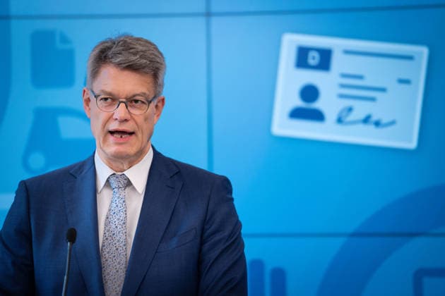 Statement zur Reform der Fahrschulausbildung Patrick Schnieder, Bundesminister fuer Verkehr bei der Pressekonferenz zum Thema Statement zur Reform der Fahrschulausbildung im Anschluss an die Zustimmung durch das Bundeskabinett, Berlin , 20.05.2026 Berlin Berlin Deutschland *** Statement on the reform of driving school training Patrick Schnieder, Federal Minister of Transport at the press conference on the topic Statement on the reform of driving school training following approval by the Federal Cabinet, Berlin , 20 05 2026 Berlin Berlin Germany