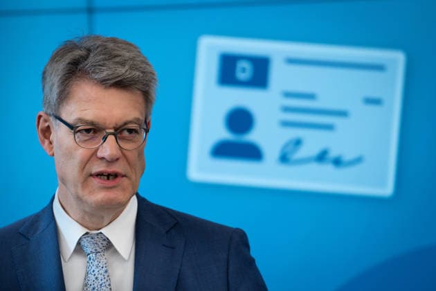 Statement zur Reform der Fahrschulausbildung Patrick Schnieder, Bundesminister fuer Verkehr mit dem Abdruck eines Fuehrerscheins im Hintergrund. Bei der Pressekonferenz zum Thema Statement zur Reform der Fahrschulausbildung im Anschluss an die Zustimmung durch das Bundeskabinett, Berlin , 20.05.2026 Berlin Berlin Deutschland *** Statement on the reform of driving school training Patrick Schnieder, Federal Minister of Transport with the imprint of a drivers license in the background At the press conference on the topic Statement on the reform of driving school training following the approval by the Federal Cabinet, Berlin , 20 05 2026 Berlin Berlin Germany