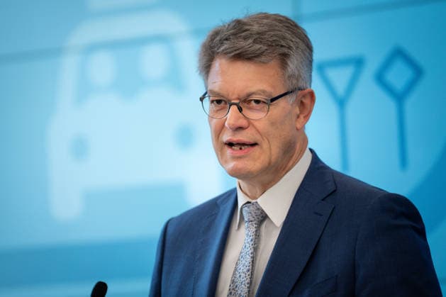 Statement zur Reform der Fahrschulausbildung Patrick Schnieder, Bundesminister fuer Verkehr bei der Pressekonferenz zum Thema Statement zur Reform der Fahrschulausbildung im Anschluss an die Zustimmung durch das Bundeskabinett, Berlin , 20.05.2026 Berlin Berlin Deutschland *** Statement on the reform of driving school training Patrick Schnieder, Federal Minister of Transport at the press conference on the topic Statement on the reform of driving school training following approval by the Federal Cabinet, Berlin , 20 05 2026 Berlin Berlin Germany