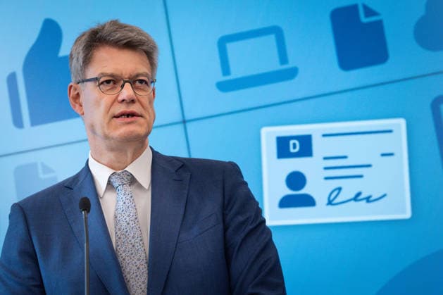 Statement zur Reform der Fahrschulausbildung Patrick Schnieder, Bundesminister fuer Verkehr mit dem Abdruck eines Fuehrerscheins im Hintergrund. Bei der Pressekonferenz zum Thema Statement zur Reform der Fahrschulausbildung im Anschluss an die Zustimmung durch das Bundeskabinett, Berlin , 20.05.2026 Berlin Berlin Deutschland *** Statement on the reform of driving school training Patrick Schnieder, Federal Minister of Transport with the imprint of a drivers license in the background At the press conference on the topic Statement on the reform of driving school training following the approval by the Federal Cabinet, Berlin , 20 05 2026 Berlin Berlin Germany