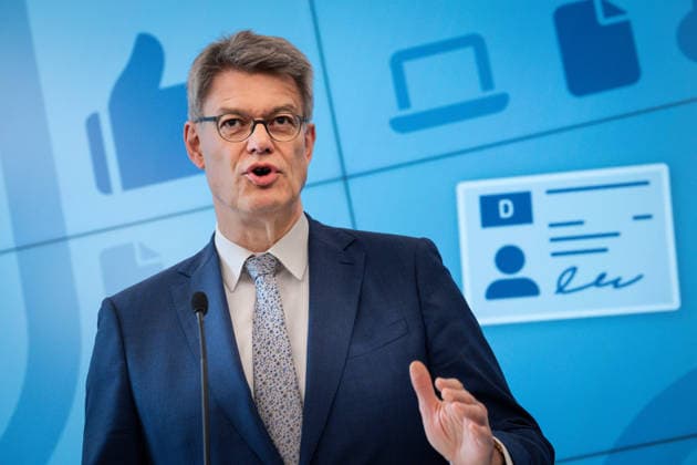 Statement zur Reform der Fahrschulausbildung Patrick Schnieder, Bundesminister fuer Verkehr mit dem Abdruck eines Fuehrerscheins im Hintergrund. Bei der Pressekonferenz zum Thema Statement zur Reform der Fahrschulausbildung im Anschluss an die Zustimmung durch das Bundeskabinett, Berlin , 20.05.2026 Berlin Berlin Deutschland *** Statement on the reform of driving school training Patrick Schnieder, Federal Minister of Transport with the imprint of a drivers license in the background At the press conference on the topic Statement on the reform of driving school training following the approval by the Federal Cabinet, Berlin , 20 05 2026 Berlin Berlin Germany