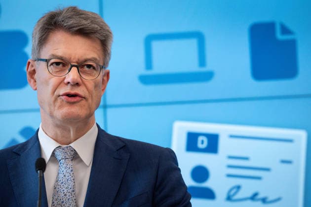 Statement zur Reform der Fahrschulausbildung Patrick Schnieder, Bundesminister fuer Verkehr mit dem Abdruck eines Fuehrerscheins im Hintergrund. Bei der Pressekonferenz zum Thema Statement zur Reform der Fahrschulausbildung im Anschluss an die Zustimmung durch das Bundeskabinett, Berlin , 20.05.2026 Berlin Berlin Deutschland *** Statement on the reform of driving school training Patrick Schnieder, Federal Minister of Transport with the imprint of a drivers license in the background At the press conference on the topic Statement on the reform of driving school training following the approval by the Federal Cabinet, Berlin , 20 05 2026 Berlin Berlin Germany