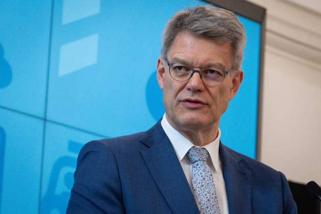 Statement zur Reform der Fahrschulausbildung Patrick Schnieder, Bundesminister fuer Verkehr im Portrait bei der Pressekonferenz zum Thema Statement zur Reform der Fahrschulausbildung im Anschluss an die Zustimmung durch das Bundeskabinett, Berlin , 20.05.2026 Berlin Berlin Deutschland *** Statement on the reform of driving school training Patrick Schnieder, Federal Minister of Transport at the press conference on the topic Statement on the reform of driving school training following approval by the Federal Cabinet, Berlin , 20 05 2026 Berlin Berlin Germany