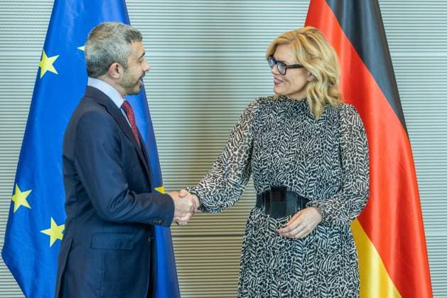 Bundestagspräsidentin Julia Klöckner empfängt den Außenminister der VAE Scheich Abdullah bin Zayed Al Nahyan am 20.05.2026 im Reichstagsgebäudes in Berlin Scheich Abdullah bin Zayed Al Nahyan ( Außenminister Vereinigte Arabische Emirate VAE ), links - Julia Klöckner ( Bundestagspräsidentin ), rechts *** President of the Bundestag Julia Klöckner receives the Foreign Minister of the UAE Sheikh Abdullah bin Zayed Al Nahyan on 20 05 2026 in the Reichstag building in Berlin Sheikh Abdullah bin Zayed Al Nahyan Foreign Minister United Arab Emirates UAE , left Julia Klöckner President of the Bundestag , right xJRx