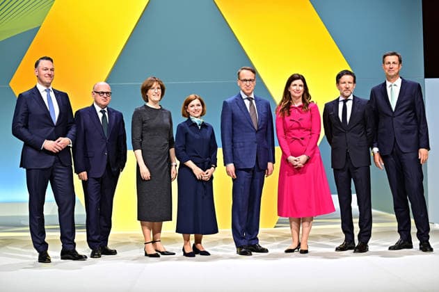 Hauptversammlung Commerzbank AG. Vorstand Commerzbank AG: v.l.n.r. Carsten Schmitt , Bernhard Spalt , Christiane Vorspel , Sabine Mlnarsky , Jens Weidmann , Bettina Orlopp , Thomas Schaufler und Michael Kotzbauer anläßlich der Hauptversammlung der Commerzbank AG am 15.02.2024 in Frankfurt Main. 20260520MWI123025 *** Annual General Meeting Commerzbank AG Board of Managing Directors Commerzbank AG from left to right Carsten Schmitt , Bernhard Spalt , Christiane Vorspel , Sabine Mlnarsky , Jens Weidmann , Bettina Orlopp , Thomas Schaufler and Michael Kotzbauer on the occasion of the Annual General Meeting of Commerzbank AG on 15 02 2024 in Frankfurt Main 20260520MWI123025