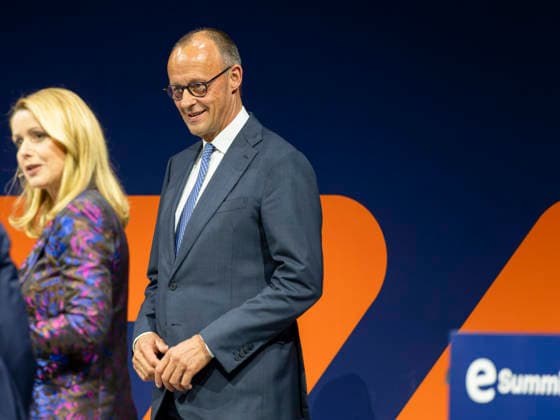 Friedrich Merz besucht eSummit 2026 EUR, Deutschland, Berlin, 20.05.2026: Daniel Hager, ZVEI-Präsident elect überreicht dem Bundeskanzler Friedrich Merz (CDU) auf dem eSummit 2026 ein Gipfeltreffen der Elektro- und Digitalindustrie. Unter dem Motto: Zukunft mAIde with Germany. einen Schlüssel zum Erfolg *** Friedrich Merz attends eSummit 2026 EUR, Germany, Berlin, 20 05 2026 Daniel Hager, ZVEI President-elect presents the Federal Chancellor Friedrich Merz CDU with a summit of the electrical and digital industry at the eSummit 2026 Under the motto Future mAIde with Germany a key to success