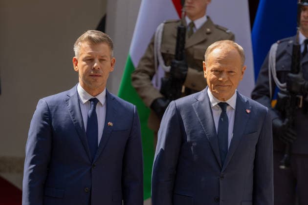 May 20, 2026, Warsaw, Poland: Polish Prime Minister Donald Tusk and Hungarian Prime Minister Peter Magyar inspect the guard of honour during an official welcome ahead of bilateral talks in Warsaw. Warsaw Poland - ZUMAl194 20260520_zip_l194_045 Copyright: xMarekxLadzinskix