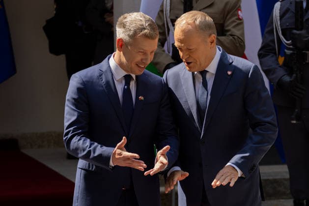 May 20, 2026, Warsaw, Poland: Polish Prime Minister Donald Tusk and Hungarian Prime Minister Peter Magyar exchange gestures during an official welcome ahead of bilateral talks in Warsaw. Warsaw Poland - ZUMAl194 20260520_zip_l194_043 Copyright: xMarekxLadzinskix