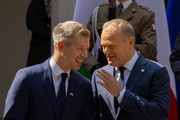 May 20, 2026, Warsaw, Poland: Polish Prime Minister Donald Tusk and Hungarian Prime Minister Peter Magyar exchange gestures during an official welcome ahead of bilateral talks in Warsaw. Warsaw Poland - ZUMAl194 20260520_zip_l194_041 Copyright: xMarekxLadzinskix