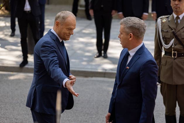 May 20, 2026, Warsaw, Poland: Polish Prime Minister Donald Tusk shows Hungarian Prime Minister Peter Magyar the way during an official welcome ahead of bilateral talks in Warsaw. Warsaw Poland - ZUMAl194 20260520_zip_l194_037 Copyright: xMarekxLadzinskix