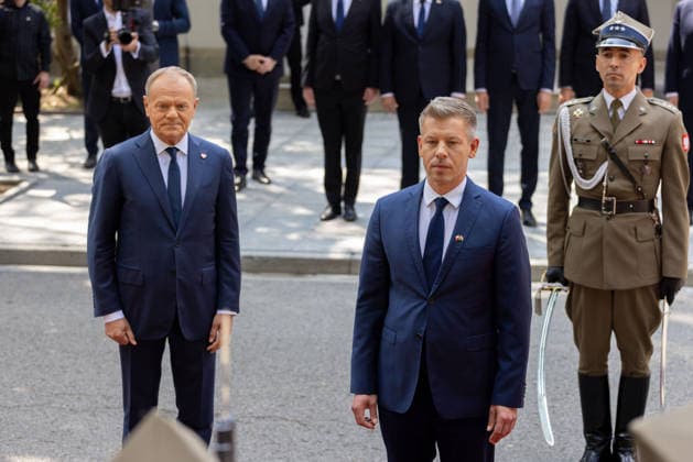 May 20, 2026, Warsaw, Poland: Polish Prime Minister Donald Tusk and Hungarian Prime Minister Peter Magyar inspect the guard of honour during an official welcome ahead of bilateral talks in Warsaw. Warsaw Poland - ZUMAl194 20260520_zip_l194_038 Copyright: xMarekxLadzinskix