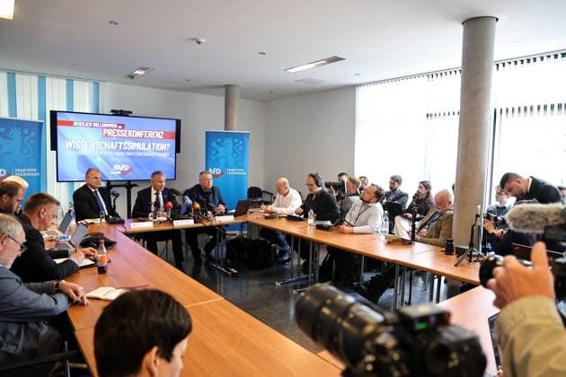 Pressekonferenz AfD - Plagiatsgutachten 20.05.2026, Erfurt, Thueringer Landtag, Raum F056, Pressekonferenz zum neuen Plagiatsgutachten zur Doktorarbeit von Ministerpraesident Mario Voigt unter dem Titel Wissenschaftssimulation? Neues Gutachten belastet Mario Voigts Doktorarbeit schwer im Bild: Pressesprecher Hans-Joerg Jenewein ,Fraktionsvorsitzender Bjoern Hoecke (AfD) und Dr. Stefan Weber (Privatdozent an der Universitaet Wien) *** Press conference AfD plagiarism report 20 05 2026, Erfurt, Thuringian state parliament, room F056, Press conference on the new plagiarism report on the doctoral thesis of Minister President Mario Voigt under the title Science simulation New report incriminates Mario Voigts doctoral thesis heavily in the pict