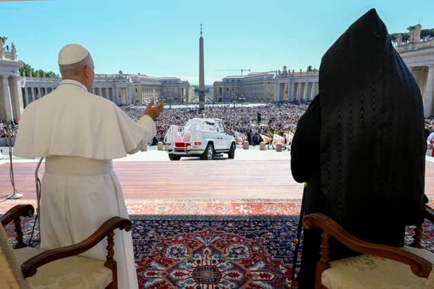 ITALY - POPE LEO XIV DURING THE WEEKLY GENERAL AUDIENCE AT ST PETER S SQUARE IN THE VATICAN- 2026 5 20 Italy, Rome, Vatican, 2026 5 20 Pope Leo XIV with Aram I, Catholicos of the Armenian Apostolic Church-See of Cilicia at the end of the weekly general audience at St Peter s Square in the Vatican EDITORIAL USE ONLY - NO BOOKS Copyright: xVATICANxMEDIAx