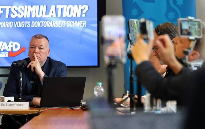 Pressekonferenz AfD - Plagiatsgutachten 20.05.2026, Erfurt, Thueringer Landtag, Raum F056, Pressekonferenz zum neuen Plagiatsgutachten zur Doktorarbeit von Ministerpraesident Mario Voigt unter dem Titel Wissenschaftssimulation? Neues Gutachten belastet Mario Voigts Doktorarbeit schwer im Bild: Dr. Stefan Weber (Privatdozent an der Universitaet Wien) *** Press conference AfD plagiarism report 20 05 2026, Erfurt, Thuringian state parliament, room F056, Press conference on the new plagiarism report on the doctoral thesis of State Premier Mario Voigt under the title Science simulation New report heavily incriminates Mario Voigts doctoral thesis in the picture Dr Stefan Weber private lecturer at the University of Vienna